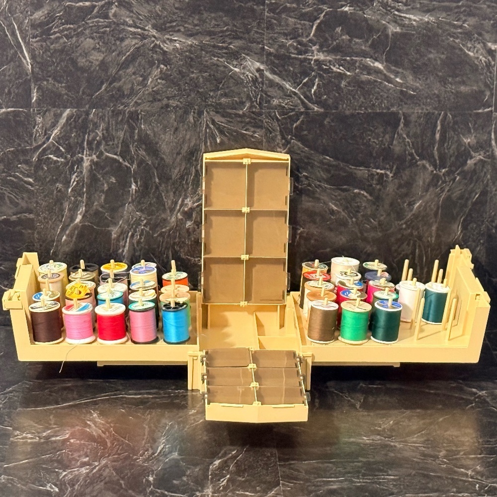 1983 WORLD WIDE MEDIA Folding Plastic Sewing Box w/Thread Spools - Picture 2 of 16